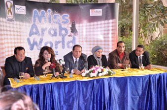 مجدى سليم ودكتور عاطف عبداللطيف واعضاء ادارة المهرجان السياحى