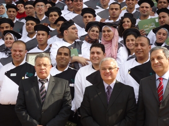 الوزير وصورة تذكارية مع الخريجين