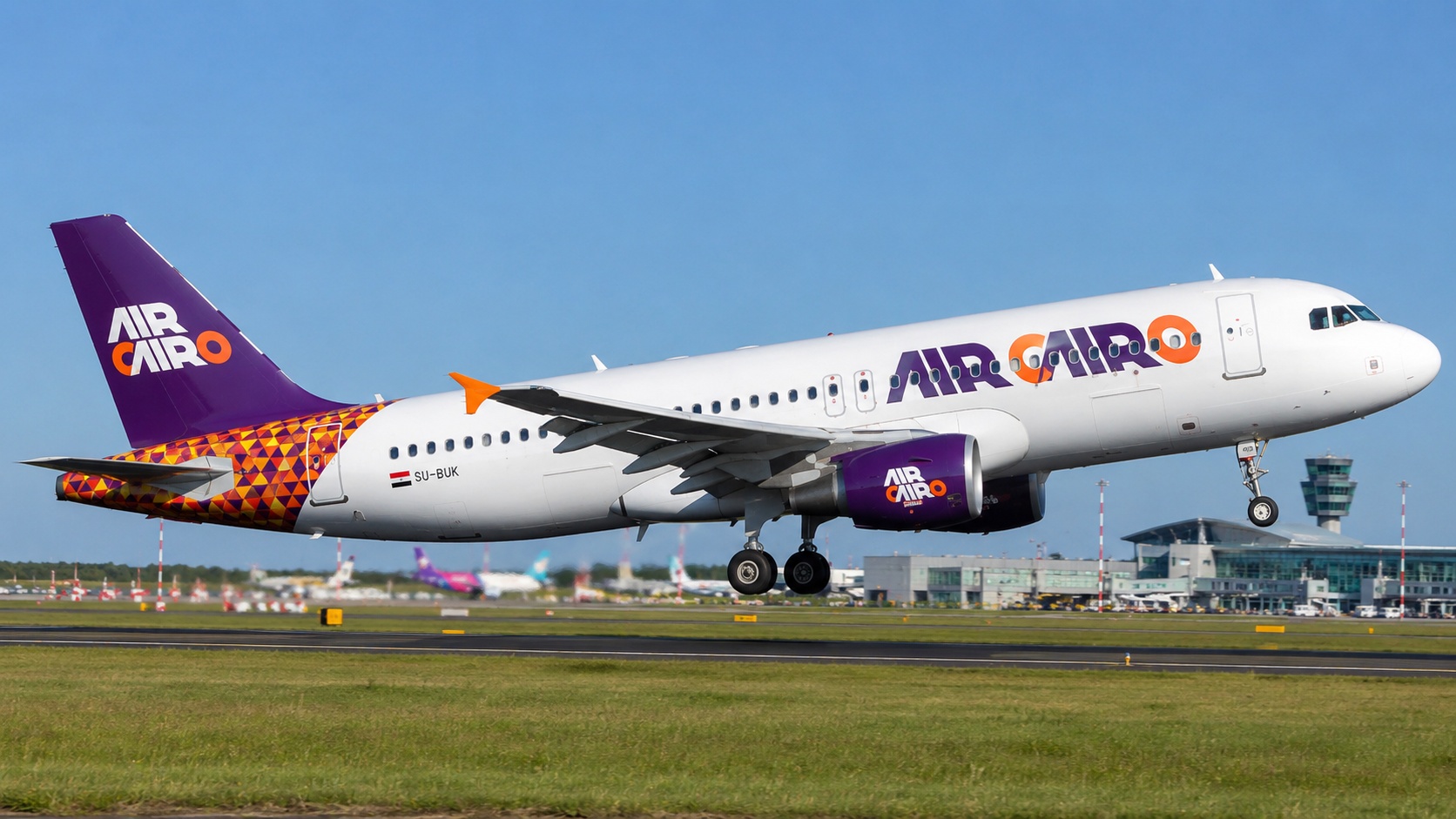 طائرة إير كايرو A320 تستعد للإقلاع من مطار برج العرب