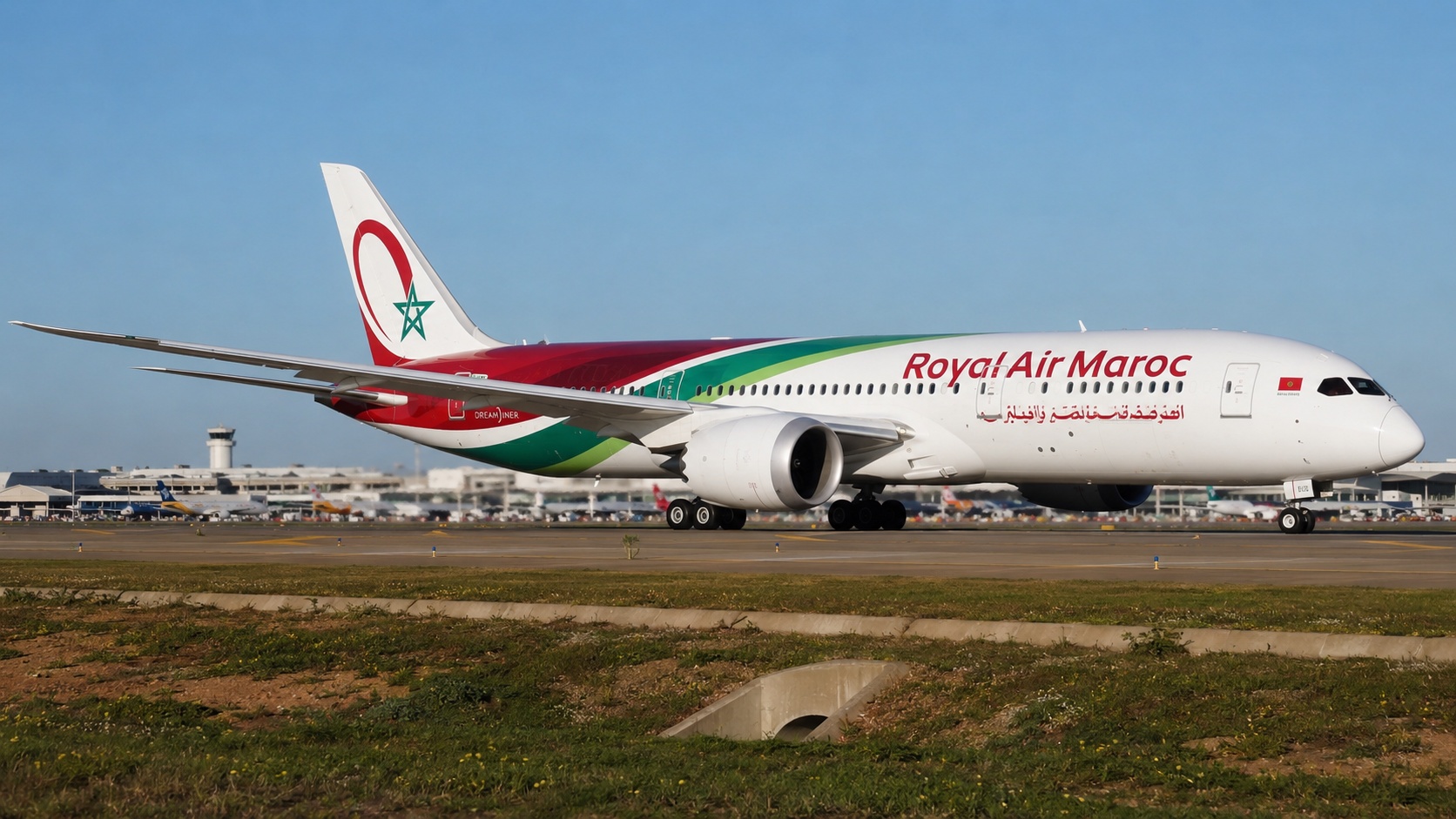 طائرة بوينغ 787 دريملاينر على مدرج مطار محمد الخامس الدولي بالدار البيضاء
