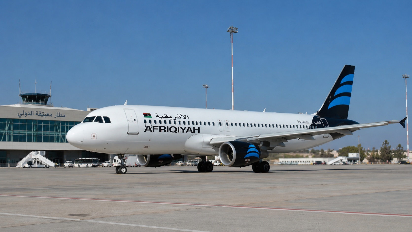 طائرة أفريقيان في مطار معيتيقة الدولي بطرابلس