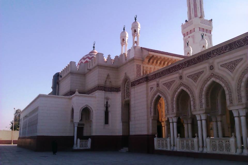 واجهة مسجد سيدي عبد الرحيم القناوي في مدينة قنا