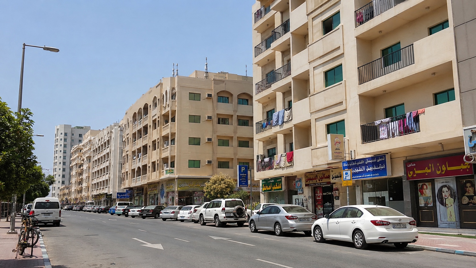 أحياء سكنية في دبي ماريناً بأبراجها المتعددة على امتداد الشارع