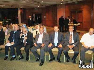 فنجان قهوة لزعزوع والزيات بجواره والمستشار شريف اسماع