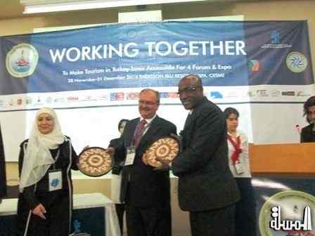 نائب محافظ ازمير يسلم درع المحافظة للدكتور ابوهليل