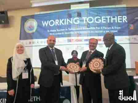 يسلم د عبدالرازق عربيات درع المحافظة