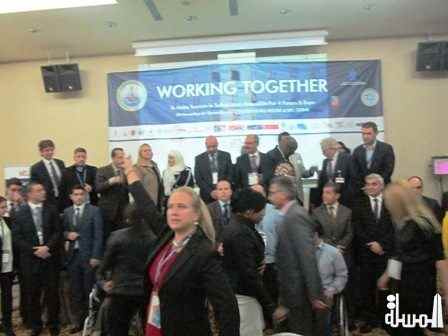 صورة جماعية للمشاركين بالملتقى العربى الاوروبى التركى