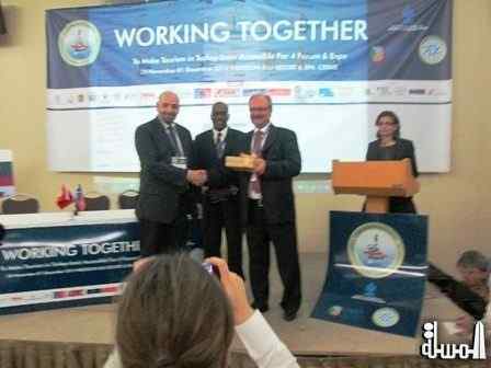 عربيات يسلم درع الهيئة لنائب محافظ ازمير  الع