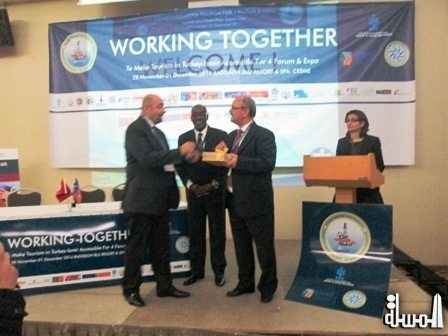 عربيات يقدم درع السياحة الاردنية ل نائب محافظ ازمير