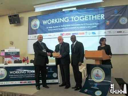 عربيات يقدم درع السياحة الاردنية ل نائب محافظ ازمير