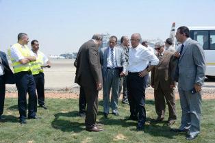 بالصور وزير الطيران يتابع الاستعدادات النهائية بمطار القاهرة لاستقبال ضيوف حفل افتتاح القناة الجديدة