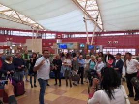 بالصور وصول أول رحلة  طيران للسياحة قادمة من ميلانو الى  شرم الشيخ