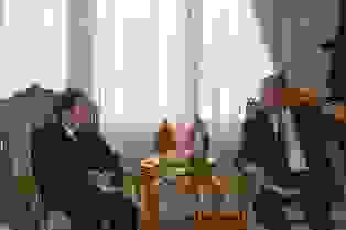 حسام كمال يبحث مع السفير الصينى زيادة الرحلات بين البلدين وتبادل الخبرات فى تدريب الطيارين