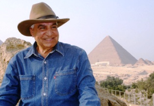 حواس يحتفل بتوقيع كتابه الجديد فحص مومياوات الفراعنة بالأشعة المقطعية