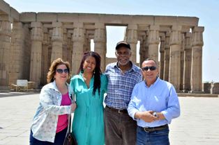 النجم الامريكى دانى جلوفر  يبدى اعجابه بالاثار الفرعونية عقب جولة سياحية بالاقصر