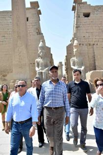 النجم الامريكى دانى جلوفر  يبدى اعجابه بالاثار الفرعونية عقب جولة سياحية بالاقصر
