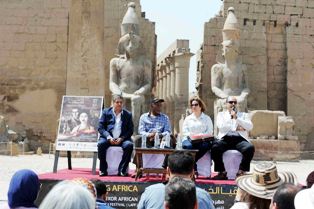 النجم الامريكى دانى جلوفر  يبدى اعجابه بالاثار الفرعونية عقب جولة سياحية بالاقصر