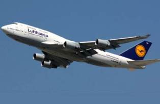 لوفتهانزا الالمانية تكبح توقعات الأرباح وسط منافسة عالمية شرسة رغم تراجع سعر الوقود