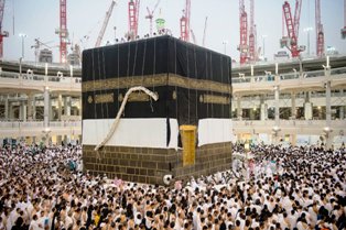 مخالفات بالجملة لشركات السياحة المصرية فى عمرة المولد النبوى