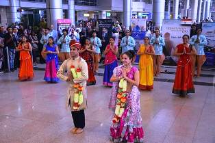 بالصور .. فرقة بوليوود الهندية تقدم  عرض فنى راقص بصالة القادمين بمطار القاهرة