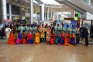 بالصور .. فرقة بوليوود الهندية تقدم  عرض فنى راقص بصالة القادمين بمطار القاهرة