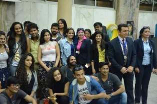 بالصور .. فرقة بوليوود الهندية تقدم  عرض فنى راقص بصالة القادمين بمطار القاهرة