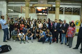 بالصور .. فرقة بوليوود الهندية تقدم  عرض فنى راقص بصالة القادمين بمطار القاهرة