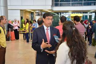 بالصور .. فرقة بوليوود الهندية تقدم  عرض فنى راقص بصالة القادمين بمطار القاهرة