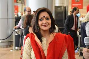 بالصور .. فرقة بوليوود الهندية تقدم  عرض فنى راقص بصالة القادمين بمطار القاهرة