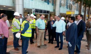 شريف فتحى يطمئن ميدانيا على الاعمال الانشائية الجديدة لمبنى الركاب 2 بمطار القاهرة