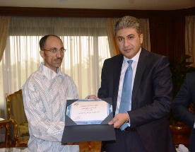 وزير الطيران المدنى يكرم عامل على امانته  بمطار سوهاج الدولى