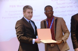 وزير الطيران المصرى يشهد تخريج الدفعة الأولى للدارسين الأفارقة في مجال الملاحة الجوية