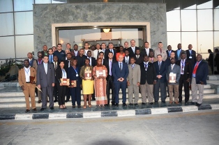 وزير الطيران المصرى يشهد تخريج الدفعة الأولى للدارسين الأفارقة في مجال الملاحة الجوية