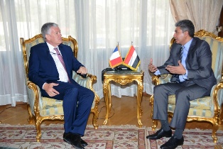 وزير الطيران المصرى  يلتقي السفير الفرنسي بالقاهرة لبحث سبل التعاون المشترك