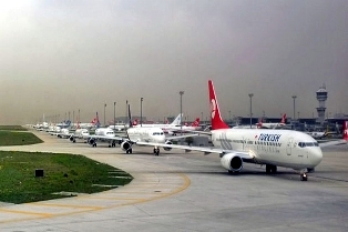 مطار أتاتورك الدولي يشهد ازدحام كبير بسبب القمة العالمية للعمل الإنساني