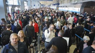 الطوابير الطويلة في المطارات الأمريكية تطيح بأكبر مسؤول لعمليات الأمن