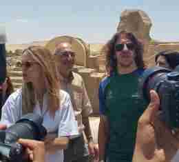 كارل بيول لاعب برشلونة يزور المتحف المصري ومنطقة أهرامات الجيزة