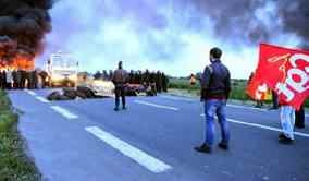 فرنسا تطلب من شركات الطيران تزويد طائراتها بالوقود خارج البلاد