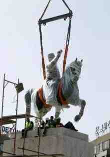 بعد 29 عاما تمثال بورقيبة يطل من جديد على التونسيين