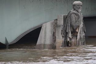 أشهر متاحف باريس تنقل أعمال فنية بسبب الفيضانات