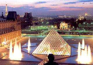 التطوير والاستثمار السياحي تضيء قبة متحف اللوفر أبوظبي