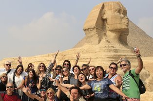 السياحة المصرية تبحث تطوير تطبيق «Egypt travel» بـ7 لغات