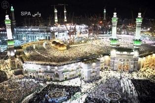 السعودية تحذر الوافدين من ممارسة أية شعائر سياسية أو طائفية خلال عمرة رمضان والحج