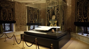 عرض (السترة النبوية الشريفة) فى إسطنبول للزوار خلال شهر رمضان