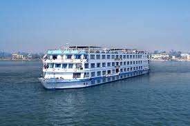 الباخرة الذهبية فى المنيا تجمع المسلمين والمسيحيين فى إفطار جماعى