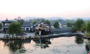 قرية نادرة بشمال الصين تطور سياحة حمراء