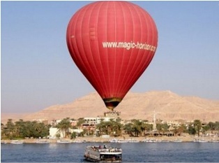 6 رحلات سياحية للبالون الطائر بسماء الأقصر