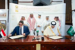 بالصور .. وزير الاثار المصرى يوقع مذكرة تعاون مع هيئة السياحة والتراث السعودية