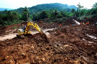 62 شخص ضحايا انهيارات أرضية في إندونيسيا بسبب الأمطار الغزيرة