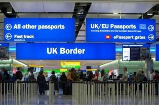 بريطانيا تحقق في الرسوم الإضافية لأسعار تذاكر الطيران